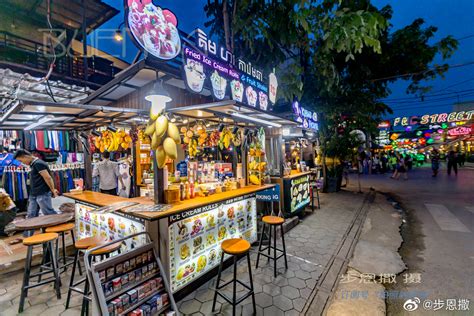 入夜的柬埔寨暹粒老市场附近的酒吧街才是繁华的开始。|暹粒老市场|柬埔寨|酒吧街_新浪新闻