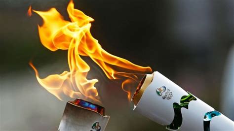 奥运会火炬交接运动员传递圣火,海报设计,画册/宣传单/广告,设计模板,汇图网www.huitu.com