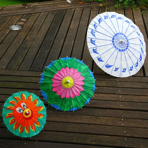 幼儿园雨伞手工贺卡(幼儿园手工制作步骤·卡纸小雨伞) | 抖兔教育