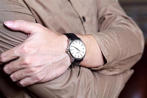 手表怎么佩戴才是正确的-手表怎么戴才正确图解-手表正确戴法-优选快报