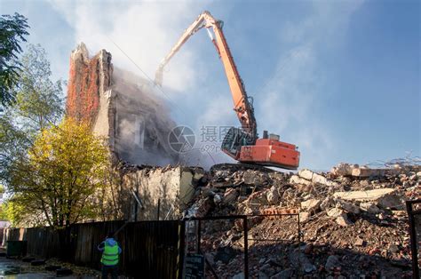 在城市环境中用重型机械拆除建筑物高清图片下载-正版图片503410490-摄图网
