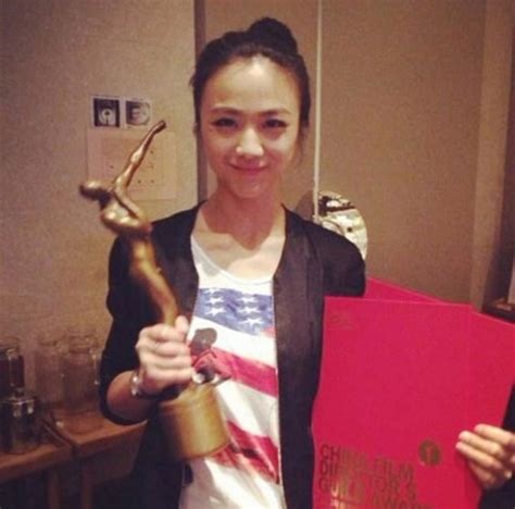 汤唯获中国导演协会“今年女演员奖”，手捧奖杯容颜焕发 : KpopStarz娱乐