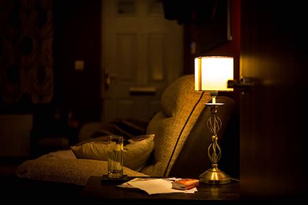 昏暗的房间书桌上有一本书和台灯高清图片下载-正版图片600037908-摄图网