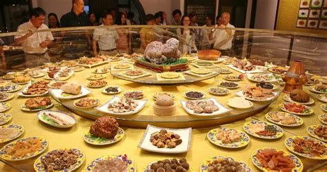 满汉全席上菜一般起码一百零八种，分三天吃完。