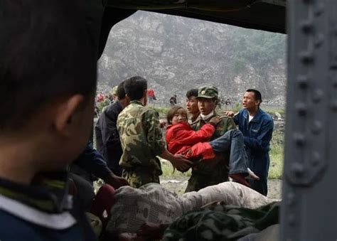 汶川地震12年丨12张图回望那些逆行的军人身影-千龙网·中国首都网