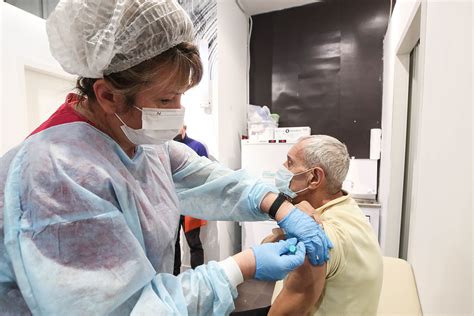 俄罗斯新增新冠病例超3.6万例 民众排队接种疫苗