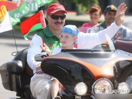 白俄罗斯总统为何总是带着自己的儿子原因让人心疼|白俄罗斯|卢卡申科|总统_新浪新闻