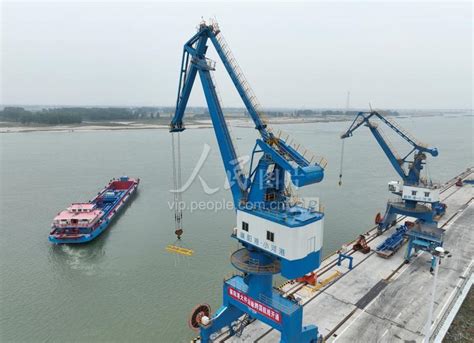 湖北襄阳港开辟首条近海跨国航线-人民图片网