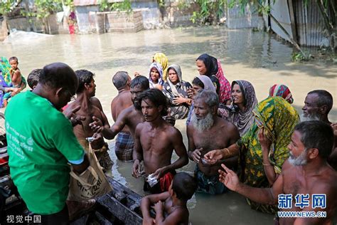 孟加拉国遭洪水侵袭 灾民领取救援物资-渝北网