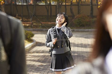 穿着校服上学的韩国初高中生高清图片下载-正版图片502237511-摄图网