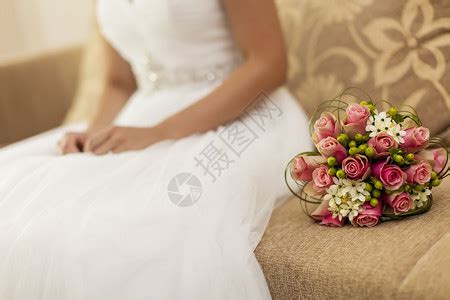 幸福的新娘抱着她的婚纱照片摄影图片_ID:144801763-Veer图库