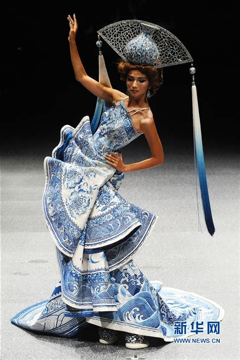 中国风 青花瓷 中国嫁衣 郭培 高级服装… - 堆糖，美图壁纸兴趣社区