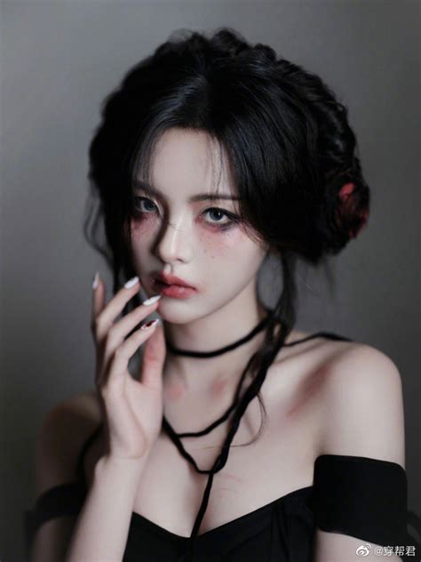 黑暗系妆容甜美女生头像