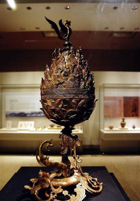 而在韩国出土的文物——“百济大香炉”，被他们奉为“香文化”的最高文化成就，一度成为韩国人最引以为傲的国宝。