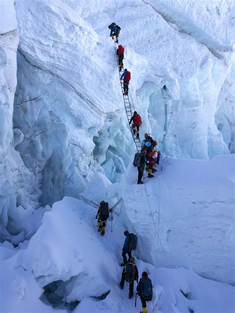 登山的女性攀登者图片-攀登阿尔卑斯山的女性登山者素材-高清图片-摄影照片-寻图免费打包下载