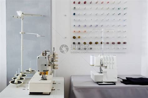 空裁缝制工作室和配有缝纫机和缝纫机的桌高清图片下载-正版图片502588954-摄图网