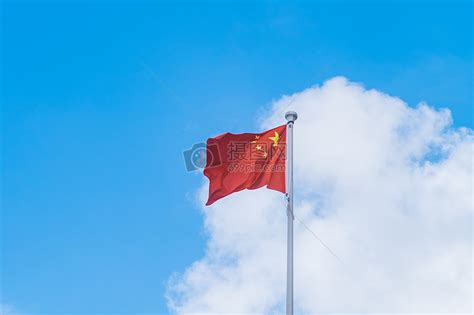 蓝天白云下的国庆五星红旗高清图片下载-正版图片500122399-摄图网