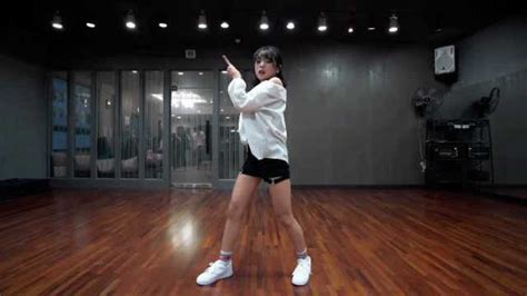甜美女生头像舞蹈教学