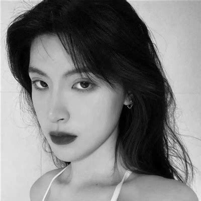 复古风合影黑白头像女生
