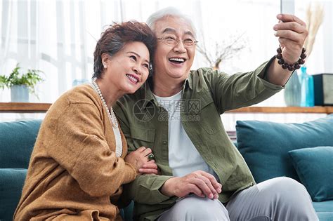 幸福的老两口坐在沙发上聊天高清图片下载-正版图片507638551-摄图网