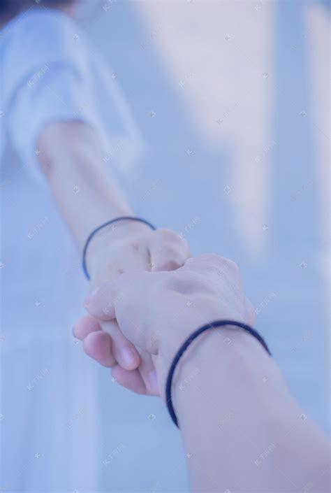 牵手的唯美图片真实照片，夫妻情侣间最基本的牵手方式(2)-528时尚