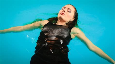 女人在游泳池水里漂浮女人在游泳池里放松年轻女孩穿黑色衣服漂浮水体有氧健身高清图片下载-正版图片304098689-摄图网