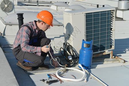 空调修理机修屋顶空调系统的年轻维修员高清图片下载-正版图片502887024-摄图网