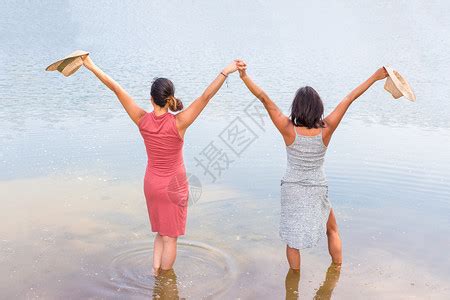 两姐妹坐在河堤边上高清图片下载-正版图片306855840-摄图网
