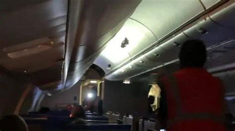 女子第一次坐飞机，为“方便”乘客落地即打开应急舱门_中国_唐山环渤海新闻网