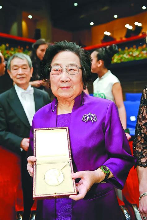 我与共和国共成长·70年70人 屠呦呦 获诺贝尔奖的中国科学家__凤凰网