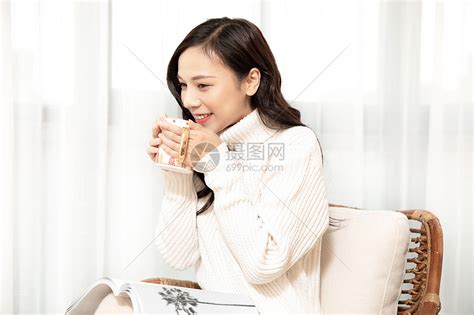 冬季青年女性居家喝下午茶高清图片下载-正版图片501535847-摄图网