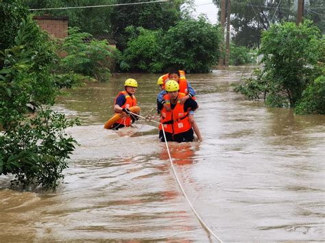 广西南宁：暴雨袭城致城区内涝 8名被困市民获救-中青在线