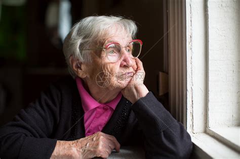 戴眼镜的老妇人若有所思地望着窗外高清图片下载-正版图片504962201-摄图网