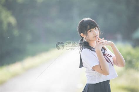 看着公园户外电影陈年风格的日本女学生装扮肖像AsianJapan高清图片下载-正版图片505332236-摄图网