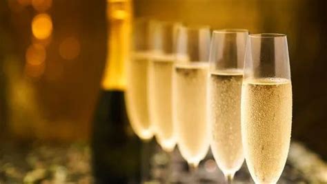 生日派对狂喷香槟150瓶，一晚挥霍十余万！上海95后“名媛”因吃霸王餐获刑两年