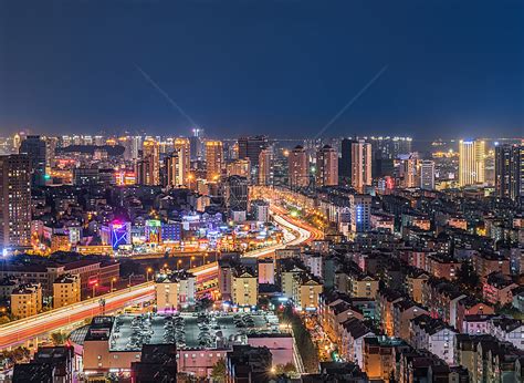中国山东青岛沿海城市天际线夜晚建筑灯光高清图片下载-正版图片501553507-摄图网