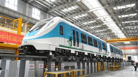 中国首条磁浮旅游专线首列车在长春下线