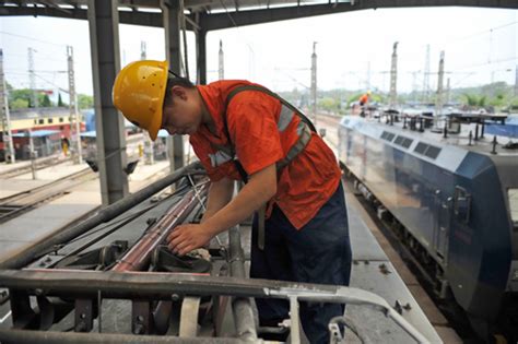 大连机务段检修车间职工正在进行机车落轮作业 - 铁路一线 - 铁路网