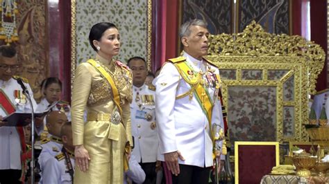 泰国国王偕新王后出席仪式 授予王室成员新封号