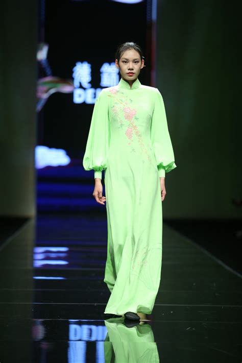德锦 2020春夏高级成衣秀 - Beijing Spring 2020-天天时装-口袋里的时尚指南