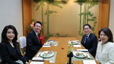 现场！韩国总统尹锡悦携夫人和岸田文雄夫妇共进晚餐_新浪新闻