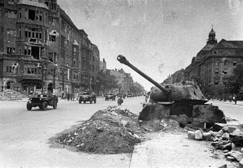 老照片 二战过后的德国柏林 被炸个稀巴烂的城市