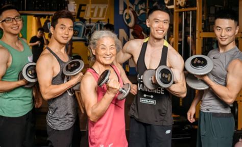 70岁奶奶健身练出马甲线是真的吗 老人健身的好处 _八宝网