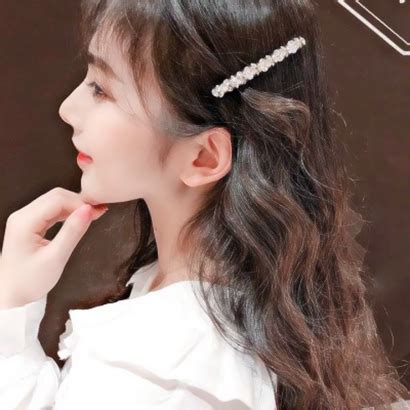 甜美女生头像带发卡图片