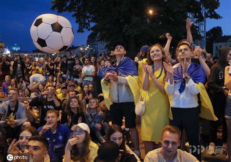 360体育-【图集】乌克兰晋级欧洲杯八强创历史！基辅当地球迷欢呼雀跃