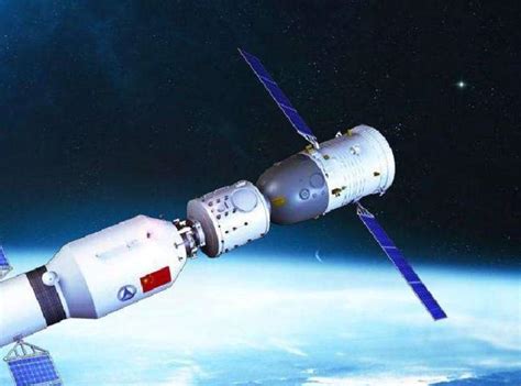 宇航员将替换的联盟号太空舱飞往空间站的新对接端口