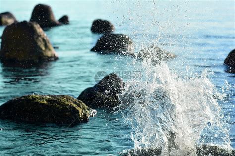 风雨如磐的海浪在防波堤上高清图片下载-正版图片505783168-摄图网