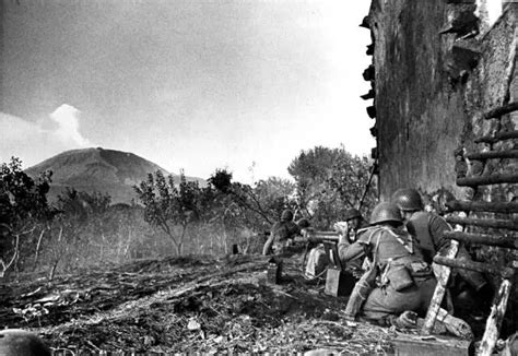 重返二战现场：罗伯特·卡帕经典战地照片50张|界面新闻 · JMedia