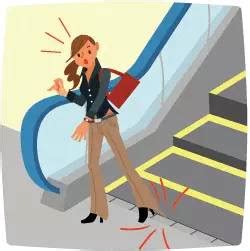 乘坐手扶梯、电梯发生意外时，你知道该如何自救吗？