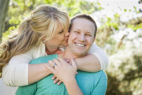 妻子在公园里亲吻丈夫高清图片下载-正版图片303632201-摄图网
